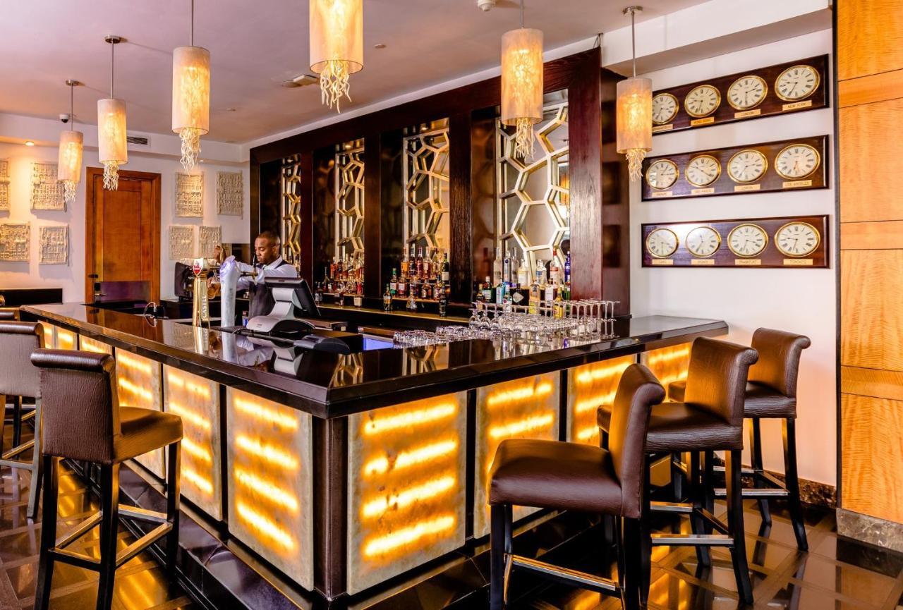 Intercontinental Johannesburg Or Tambo Airport Hotel By Ihg Кемптън Парк Екстериор снимка The bar at the hotel