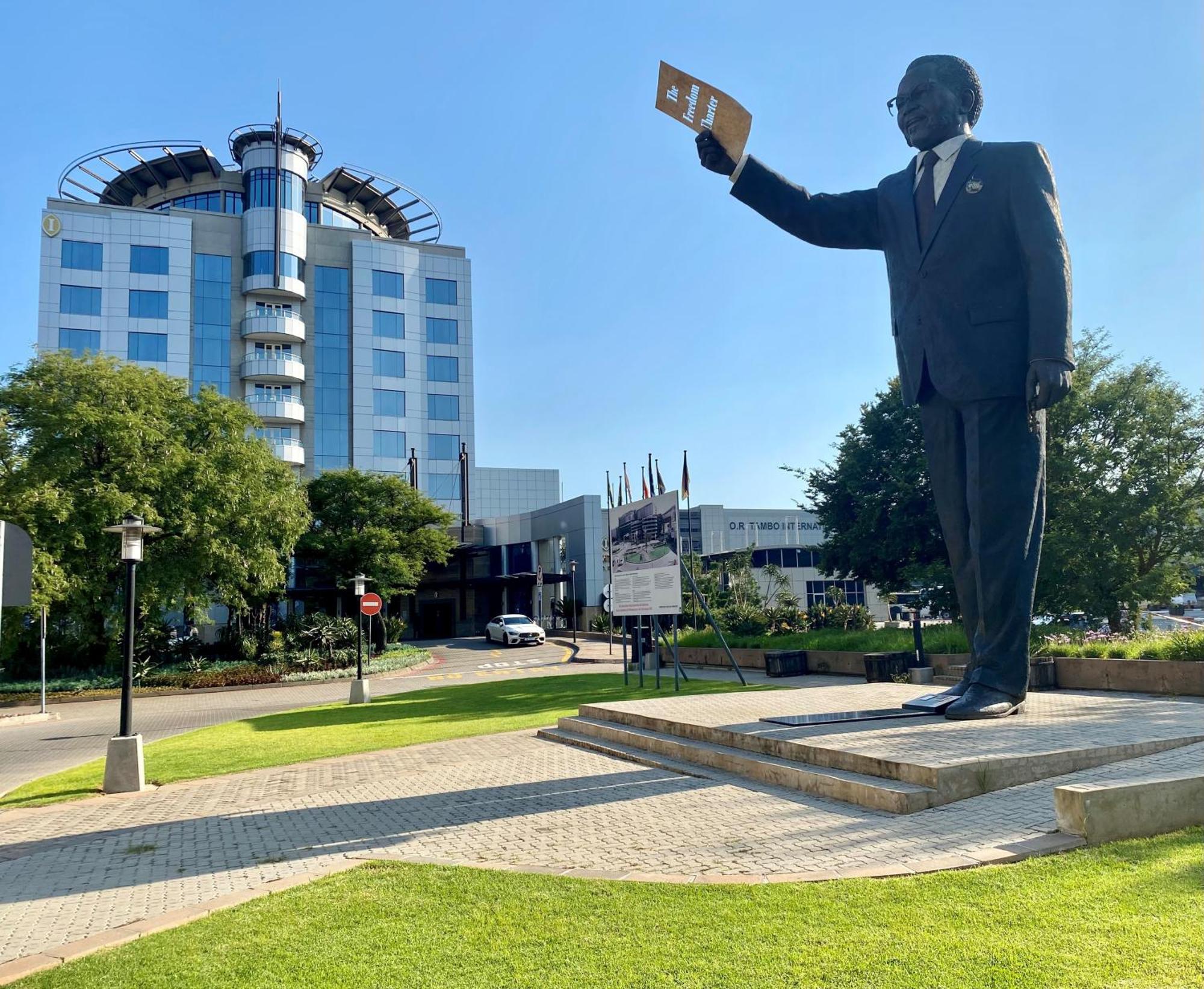 Intercontinental Johannesburg Or Tambo Airport Hotel By Ihg Кемптън Парк Екстериор снимка Statue of Maurice Thorez in Mantes
