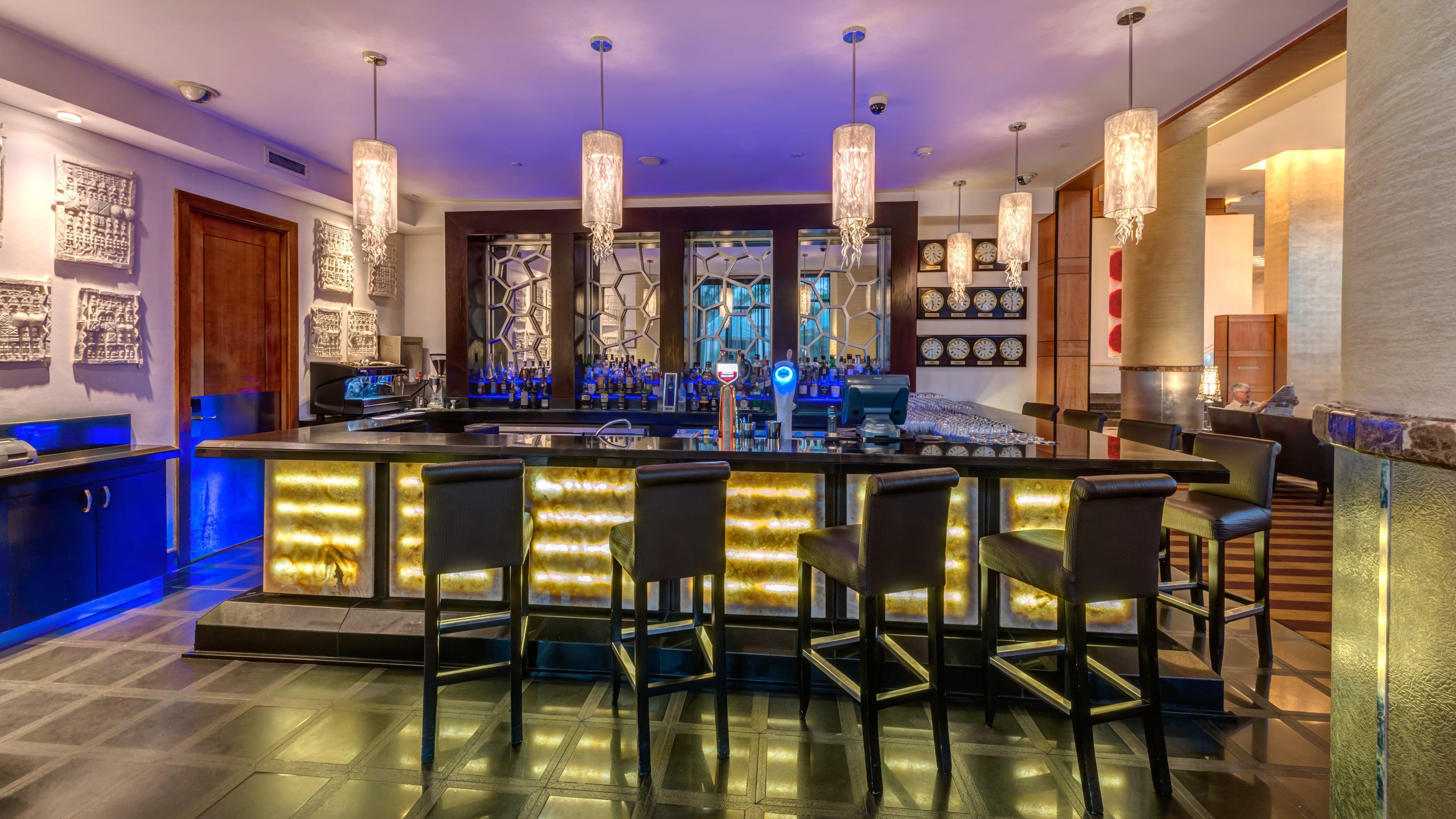 Intercontinental Johannesburg Or Tambo Airport Hotel By Ihg Кемптън Парк Екстериор снимка The bar at the lobby