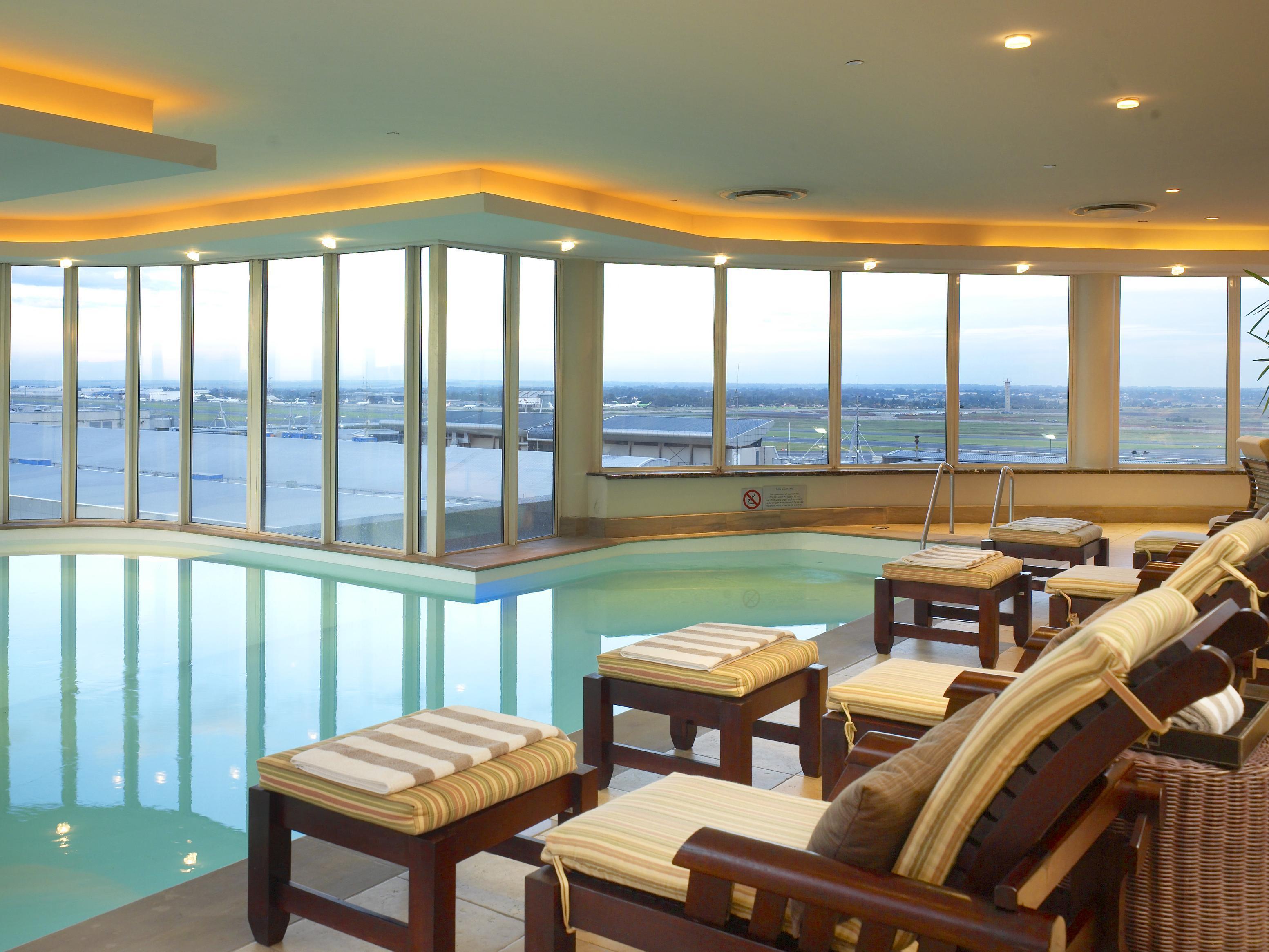Intercontinental Johannesburg Or Tambo Airport Hotel By Ihg Кемптън Парк Екстериор снимка The pool at the hotel