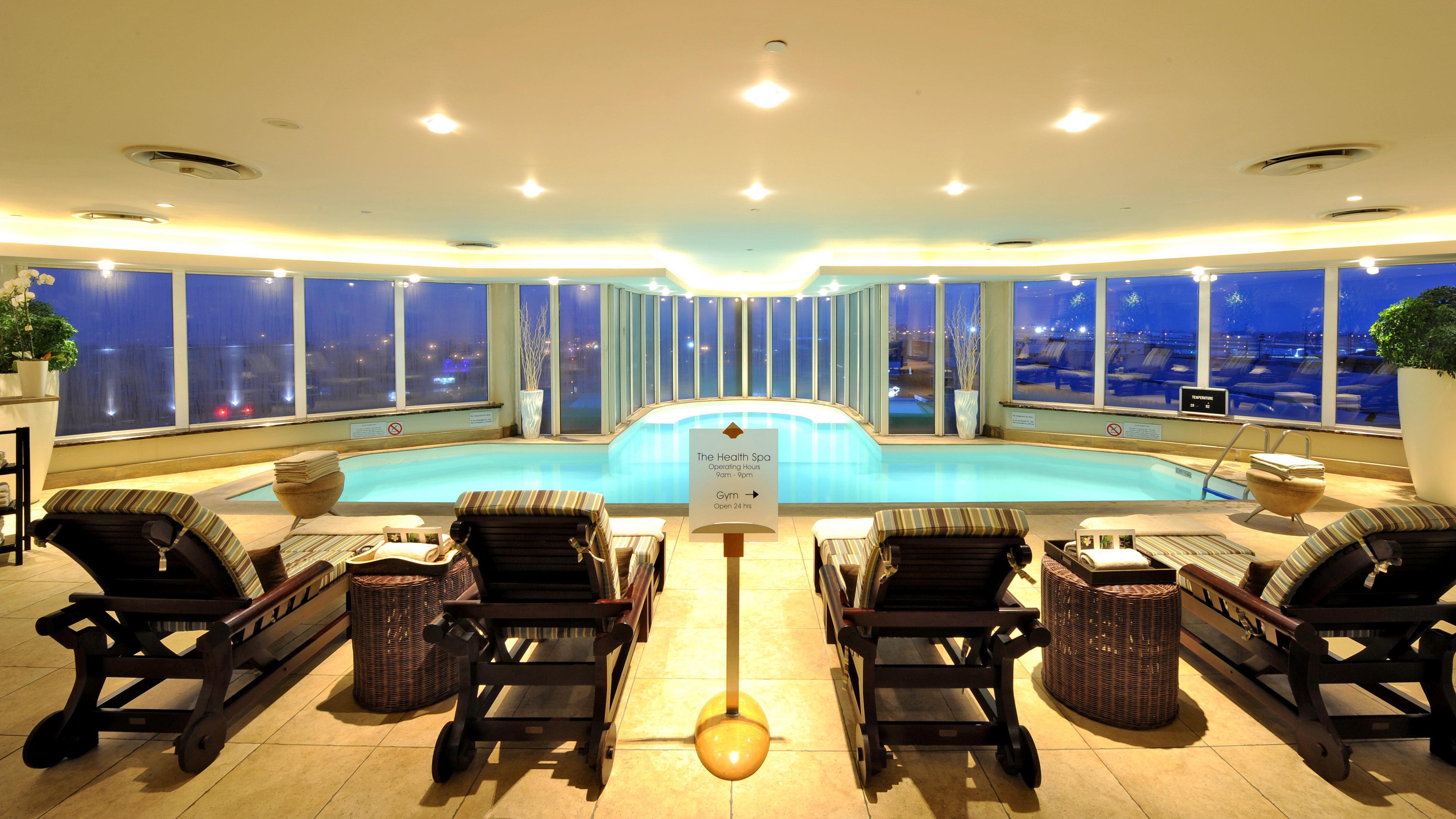 Intercontinental Johannesburg Or Tambo Airport Hotel By Ihg Кемптън Парк Екстериор снимка The pool at the 36th floor