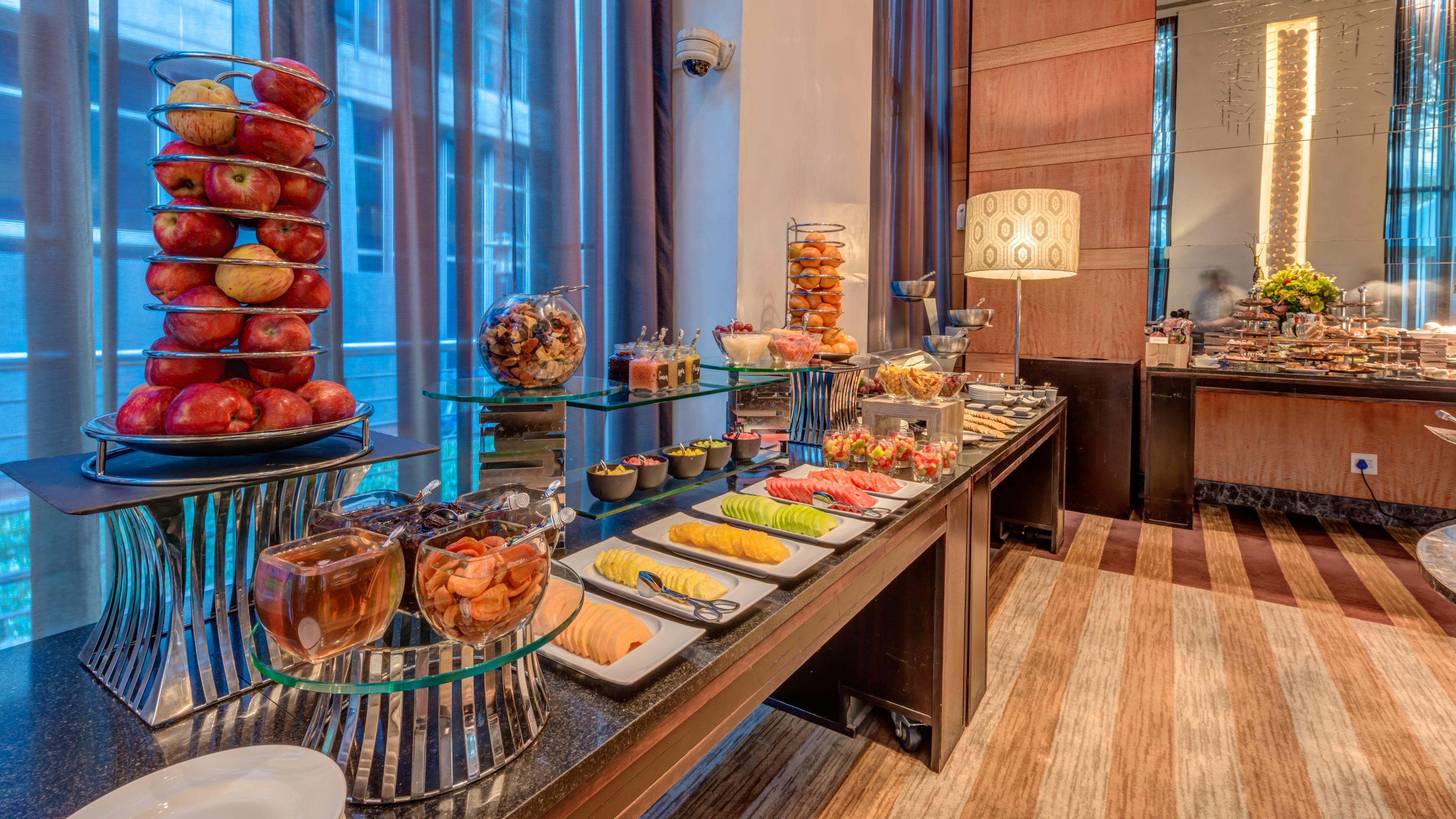 Intercontinental Johannesburg Or Tambo Airport Hotel By Ihg Кемптън Парк Екстериор снимка A buffet at a hotel