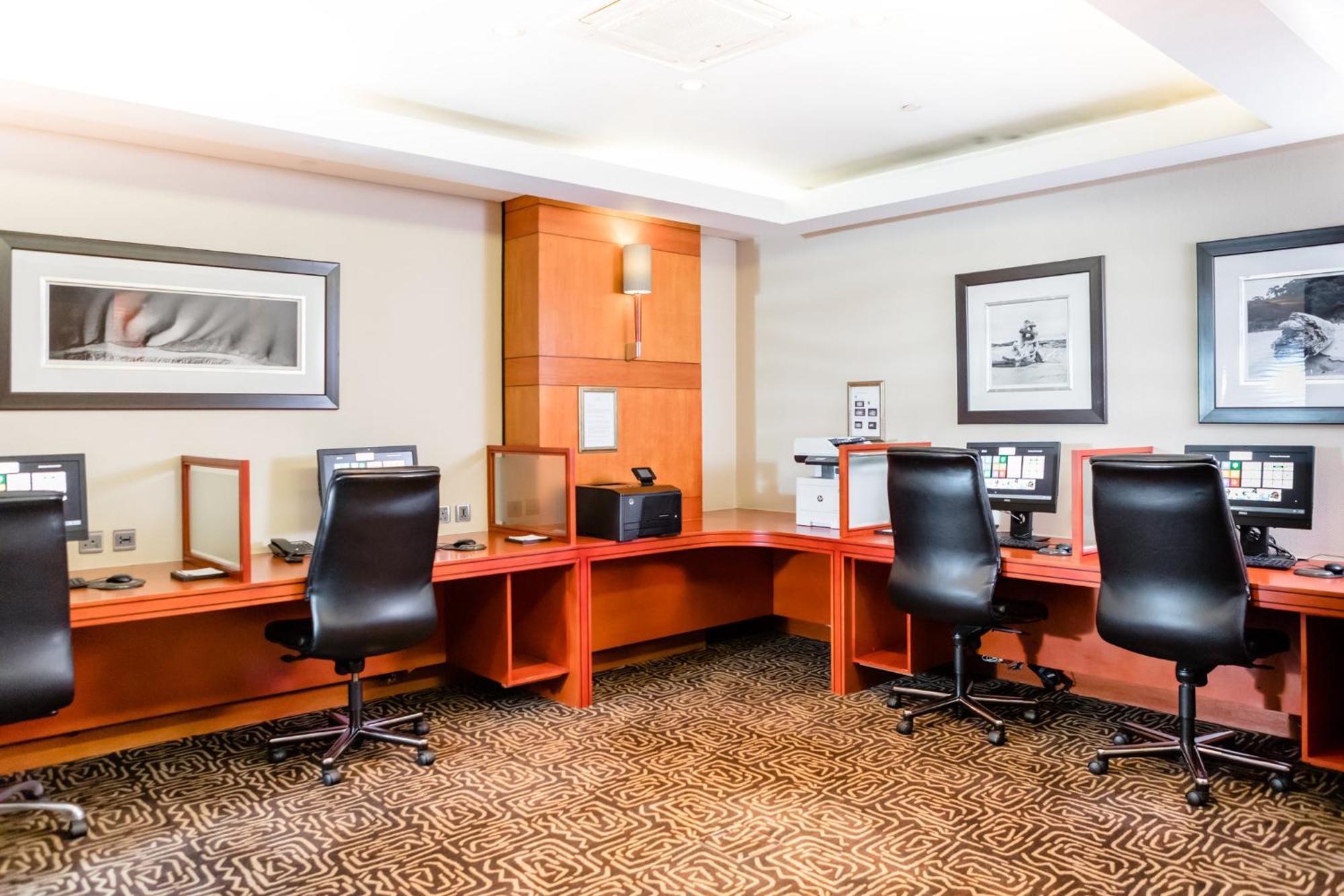 Intercontinental Johannesburg Or Tambo Airport Hotel By Ihg Кемптън Парк Екстериор снимка Business Center