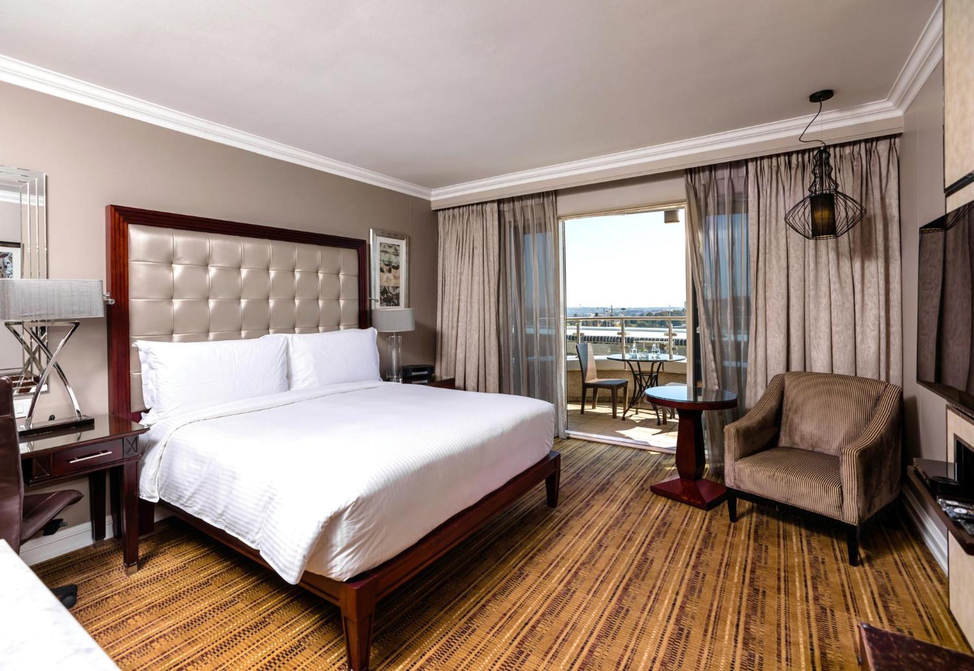 Intercontinental Johannesburg Or Tambo Airport Hotel By Ihg Кемптън Парк Екстериор снимка A room at the Hilton Cape Town Waterfront