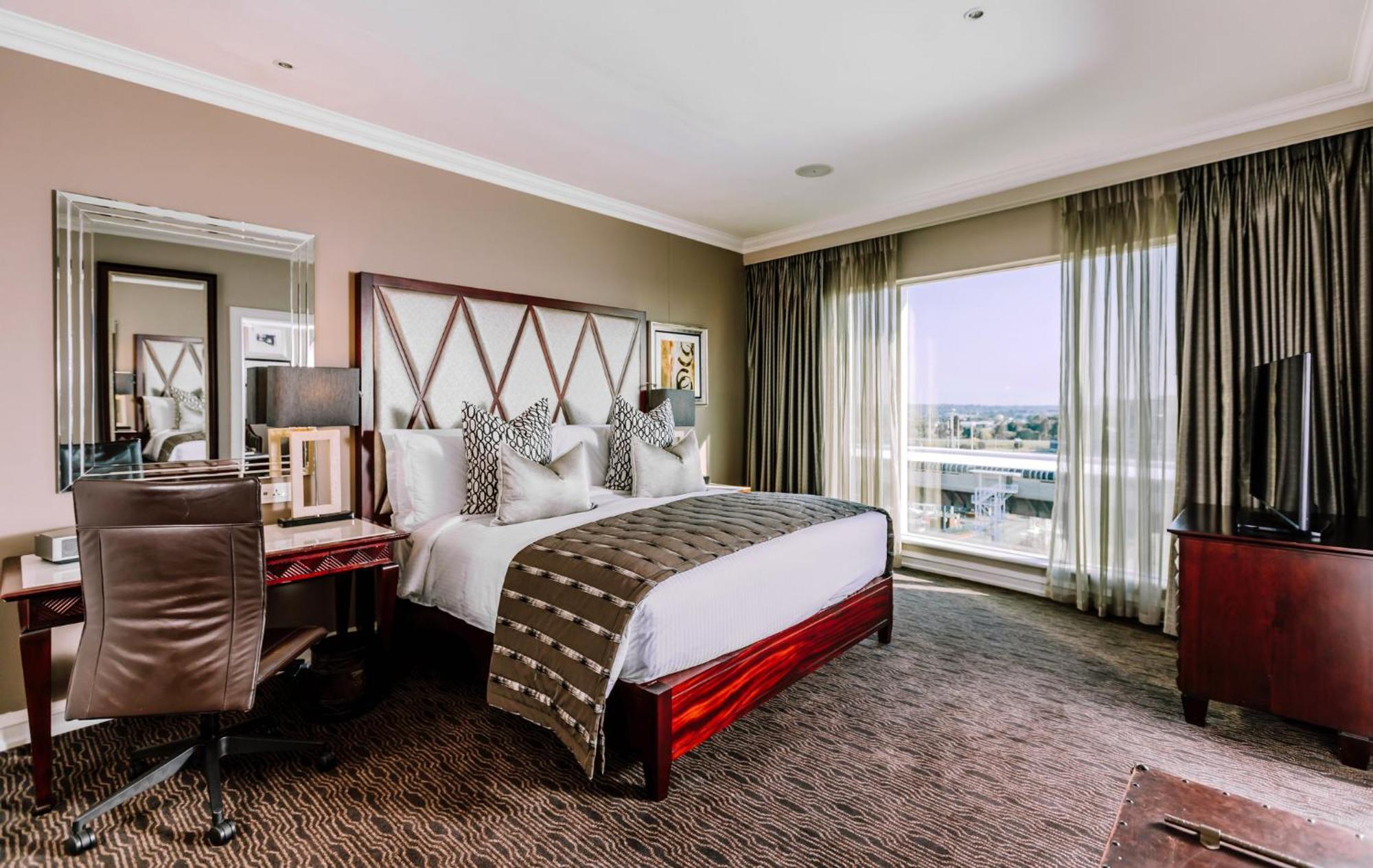 Intercontinental Johannesburg Or Tambo Airport Hotel By Ihg Кемптън Парк Екстериор снимка A bedroom at the Four Seasons Hotel
