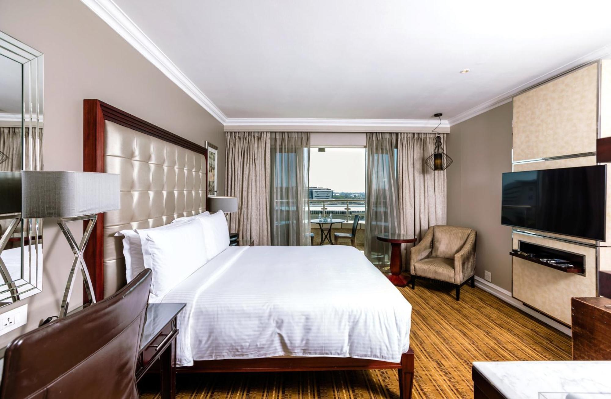 Intercontinental Johannesburg Or Tambo Airport Hotel By Ihg Кемптън Парк Екстериор снимка A bedroom at the Hilton