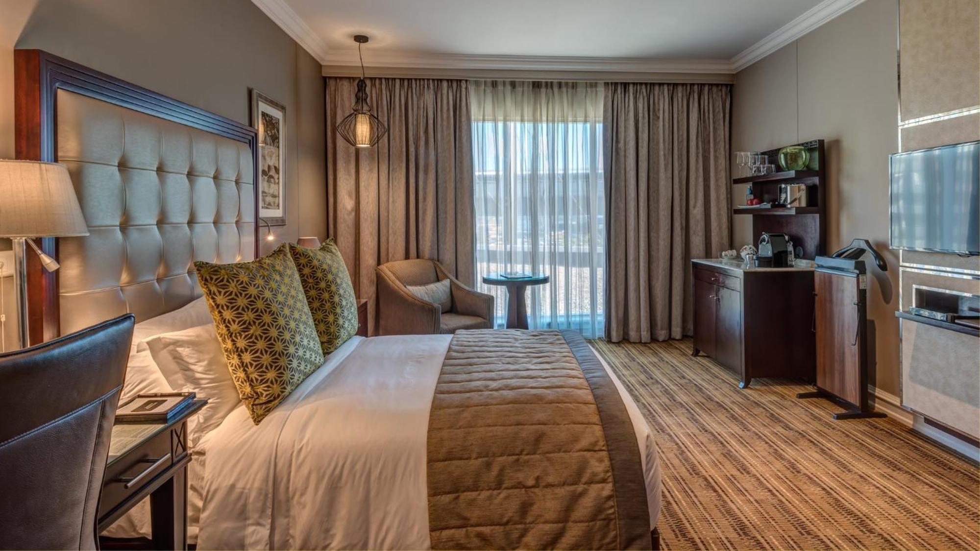 Intercontinental Johannesburg Or Tambo Airport Hotel By Ihg Кемптън Парк Екстериор снимка A room at the Hilton London Heathrow
